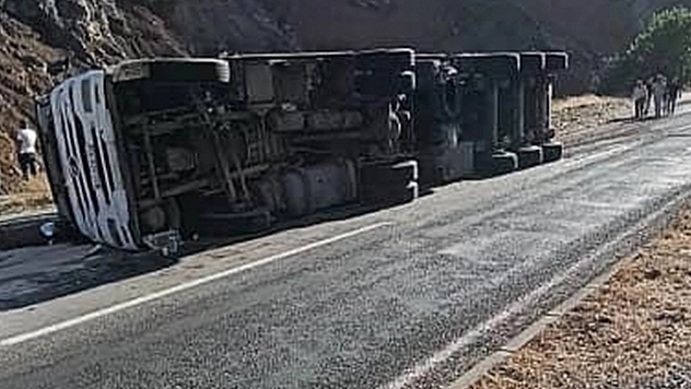 Elazığ'da virajı alamayan tır devrildi