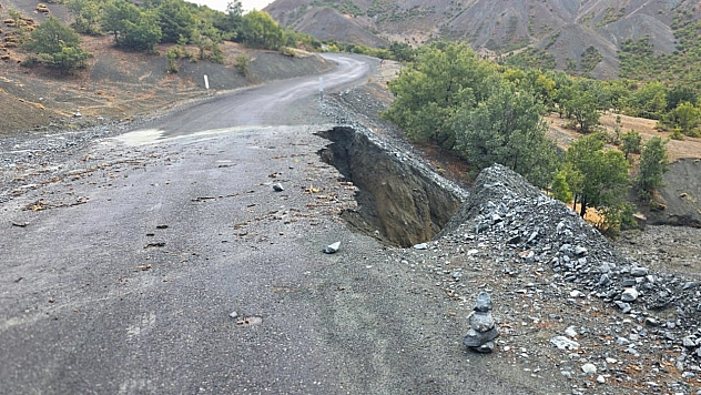 Elazığ'da yağışlar sonrası köy yolunda çökme ve kaya düşmesi
