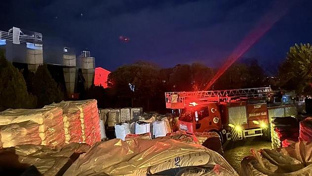 Elazığ'da yalıtım fabrikasında çıkan yangında 16 kişi dumandan etkilendi