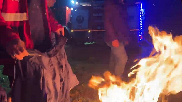 Elazığ'da yangına giden itfaiye aracı çamura saplandı
