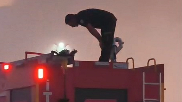 Elazığ'da yangını söndüren itfaiyeci, vakit geçmeden araç üstünde namaz kıldı
