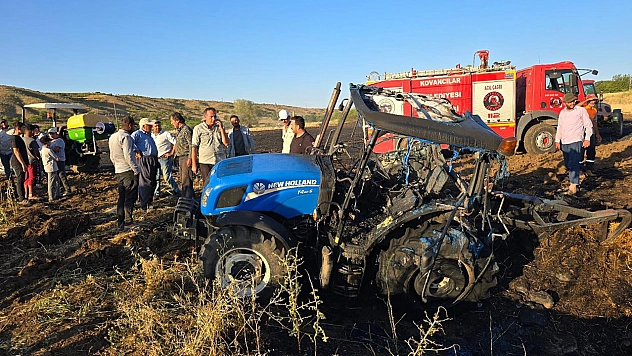 Elazığ'da yangının ortasında kalan traktör alevlere teslim oldu