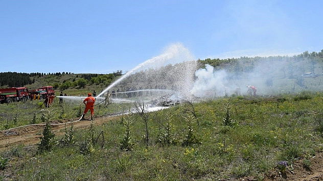 Elazığ'da yangınla mücadele iş başı eğitimleri sürüyor