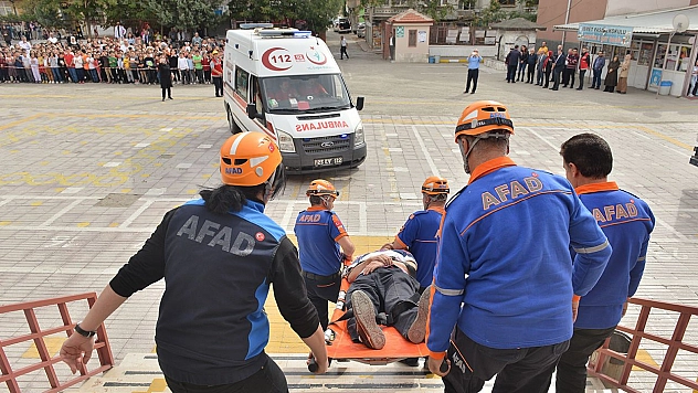 Elazığ'da yapılan deprem tatbikatı gerçeği aratmadı, öğrenciler meraklı gözlerle izledi