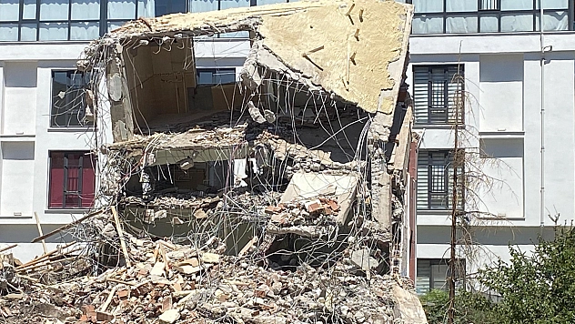 Elazığ'da Yarım Saatte Biter Dedikleri Yıkımın Tamamlanması 13 Saat Sürdü