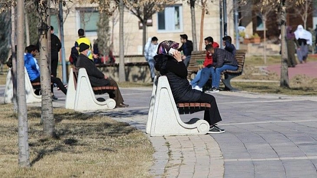 Elazığ'da yasak kalktı yaşlı ve gençler, bahar havasının tadını çıkardı