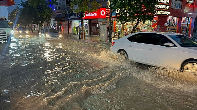 Elazığ'da Yaz Yağmuru Etkili Oldu, Yollar Göle Döndü