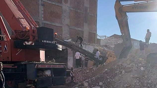 Elazığ'da Yıkım Yapan İş Makinesi Devrildi