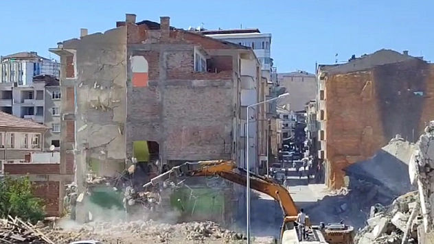 Elazığ'da Yıkımı İzleyen vatandaşları Korkutan Anlar...