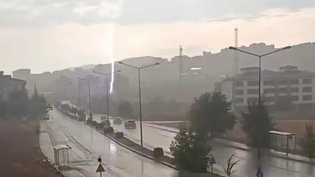 Elazığ'da yıldırım düştü