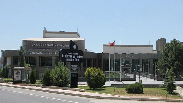 Elazığ'da Yılmaz Erdoğan'ın oyunu tiyatroseverlerle buluşuyor