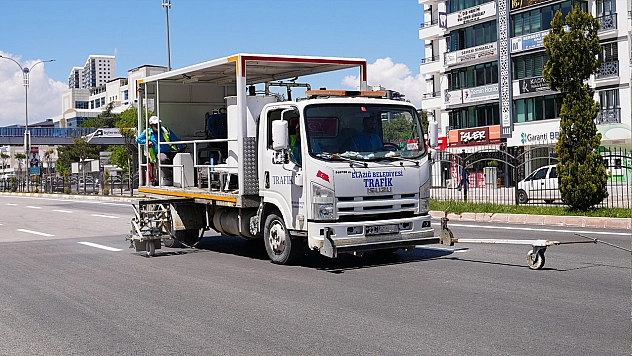 Elazığ'da yol ve yaya çizgileri yenileniyor