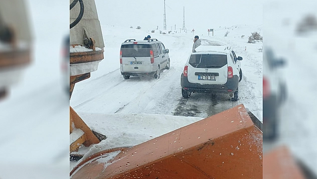 Elazığ'da yolda kalan araçların yardımına ekipler yetişti