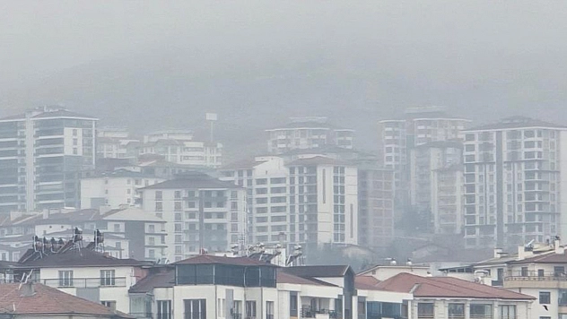 Elazığ'da yüksek kesimler sisten görünmüyor