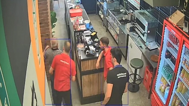 Elazığ'da yürekler ağza geldi müşterinin hayatını  Personelin Heimlich manevrası kurtardı