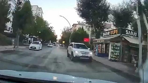 Elazığ'da yürekleri ağza getiren anlar: ters şeritten geldi