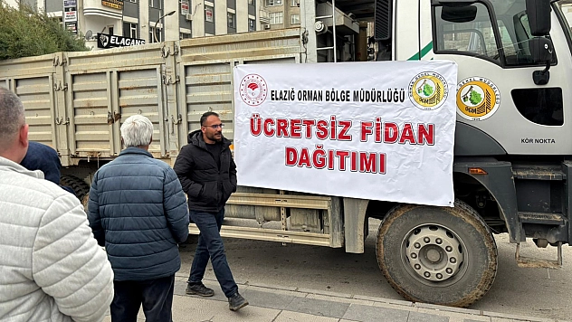 Elazığ'da yüzlerce fidan dağıtıldı, vatandaşlar uzun kuyruklar oluşturdu