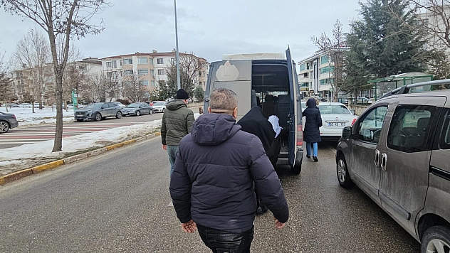 Elazığ'da zabıtadan kaçan dilenciler cami lavabolarına saklandı