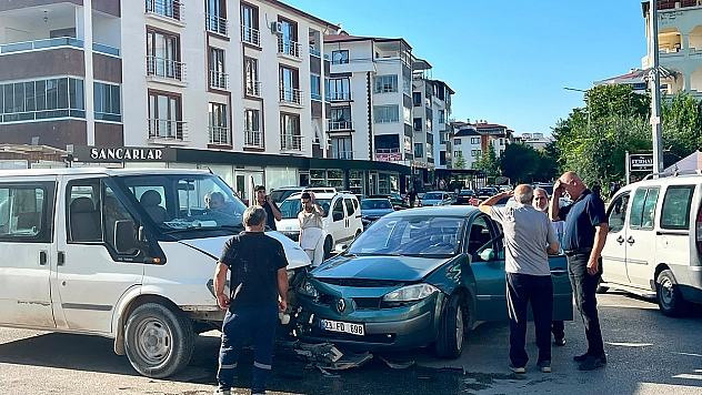 Elazığ'da zincirleme kaza: Motosiklet çarpan kadın yaralandı