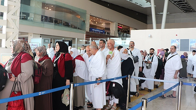 Elazığ'dan 206 kişilik umre kafilesi dualarla uğurlandı