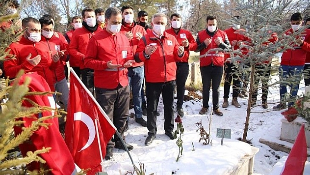 Elazığ depreminde hayatını kaybedenler kabri başında anıldı