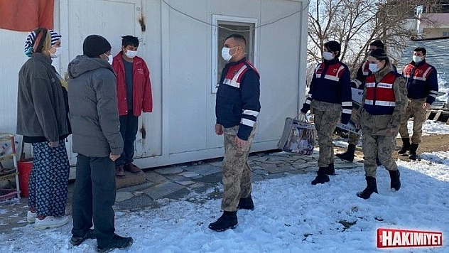 Elazığ depreminin birinci yılında jandarma depremzedeleri unutmadı