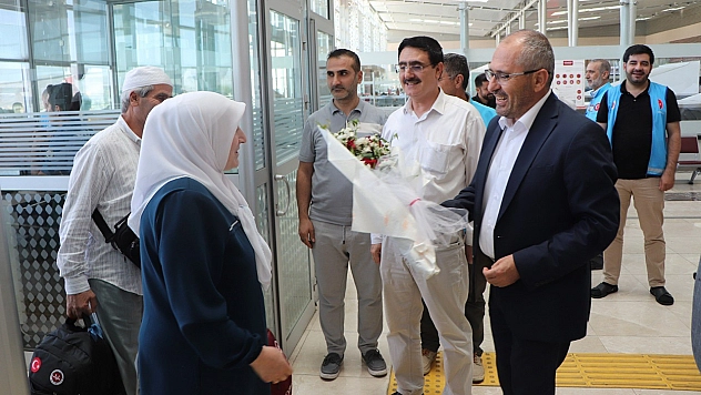 Elazığ'da hacıları çiçeklerle karşılandı