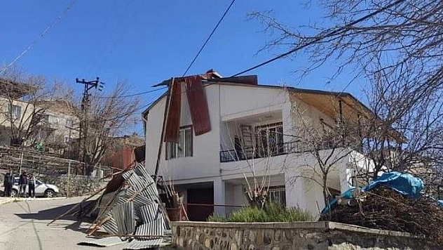 Elazığ'ın 2 ilçesinde fırtına bazı çatıları uçurdu