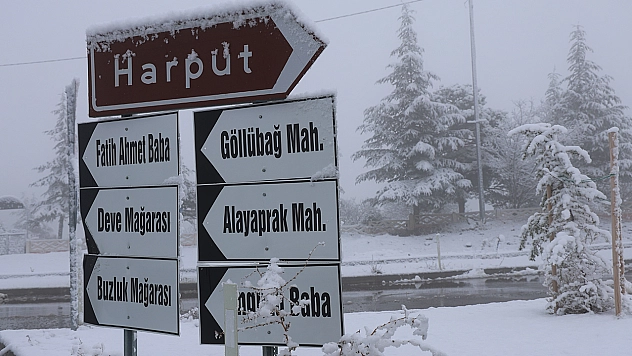 Elazığ'ın 4 bin yıllık Harput Mahallesi'nde kar yağışı etkili oldu