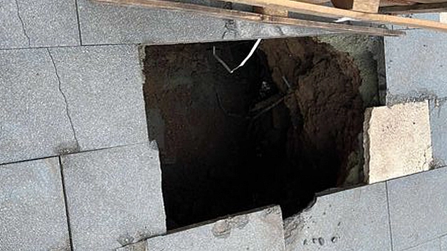 Elazığ'ın Bitmeyen Çöküntüleri Bir Araca Daha Zarar Verdi!