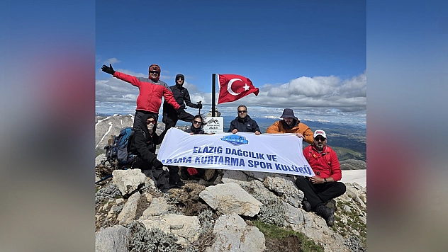 Elazığ'ın en yüksek zirvesinde anlamlı 19 Mayıs tırmanışı