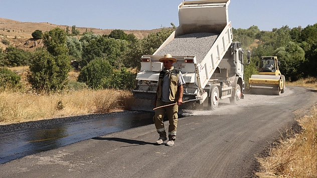 Elazığ'ın köylerinde asfaltlama çalışmaları sürüyor