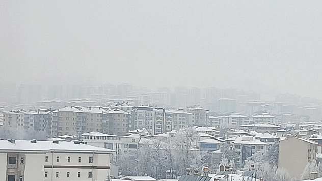 Elazığ'ın yüksek kesimlerini sis kapladı