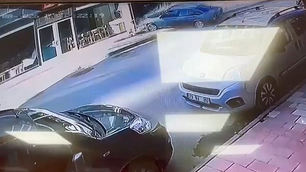 Elazığ kontrolden çıkan otomobil mağazaya böyle daldı