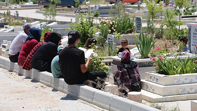 Elazığ mezarlıklarında yoğunluk
