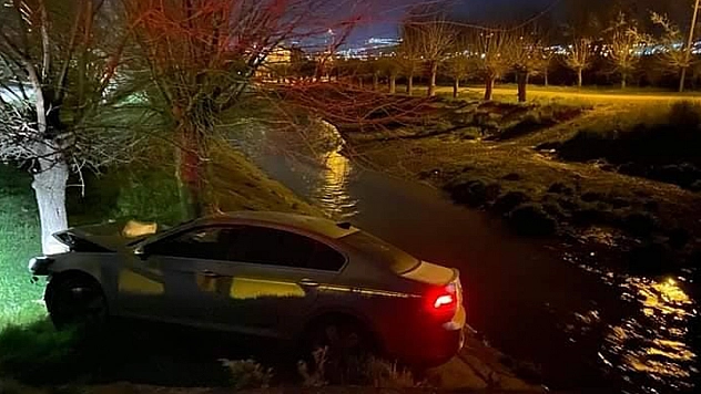 Elazığ'da Otomobil Ağaca Çarptı!