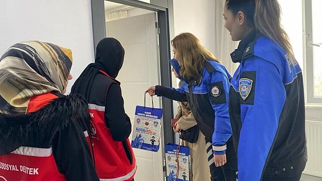 Elazığ polisi depremzede kadınların gününü kutladı
