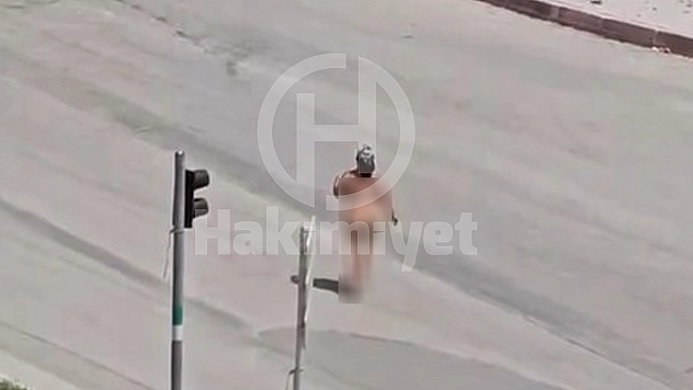 Elazığ sokaklarında çırılçıplak yürüdü!