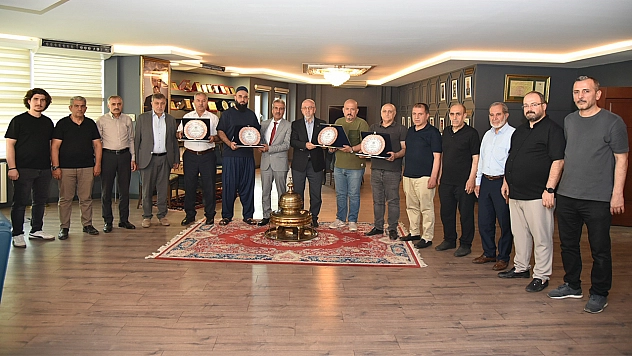 Elazığ Ticaret Borsası'nda emek veren meclis üyelerine teşekkür plaketi