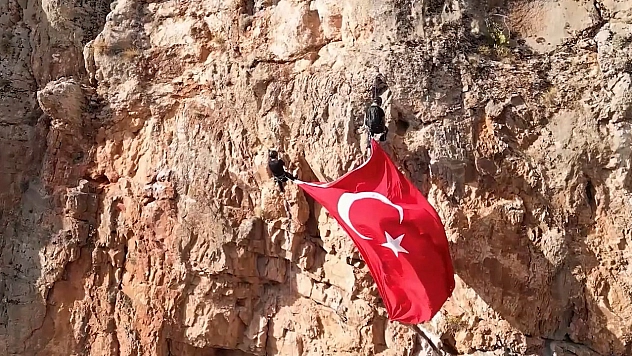 Elazığlı dağcılardan Cumhuriyet Bayramı'na anlamlı kutlama