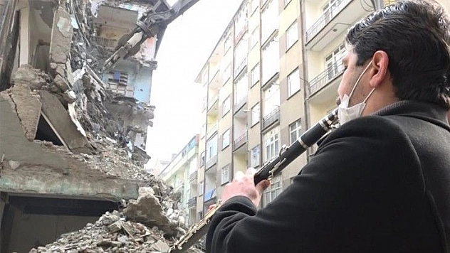 Elazığlı esnaf, yıkıma klarnetle eşlik etti