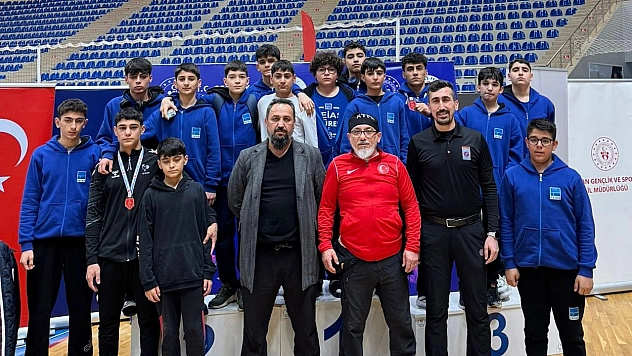 Elazığlı Güreşçilerden Van'da büyük başarı