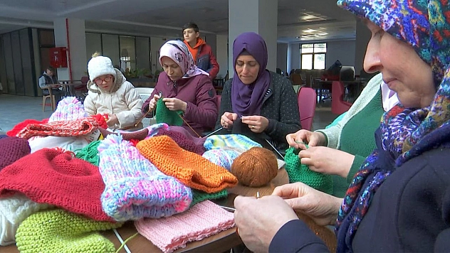 Elazığlı Kadınlar Depremzedeler İçin Atkı, Bere ve Patik Örüyor