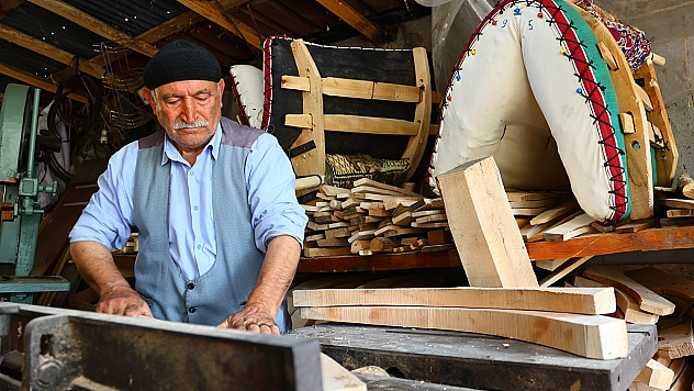 Elazığlı usta, 77 yaşında teknolojiyle semerciliği ayakta tutuyor