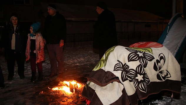 Elazığlılar geceyi dışarıda ateş yakarak geçiriyor