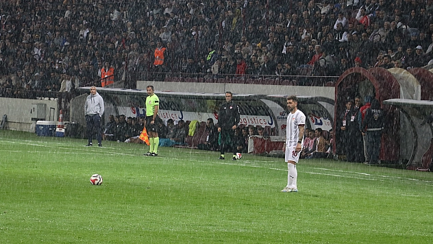 Elazığspor taraftarıyla buluştu, Karaman FK'yı 2-0 mağlup etti