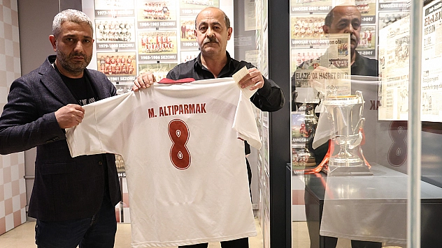 Elazığspor'un ilk kez Süper Lige çıktığı formayı, 23 yıl sonra müzeye bağışladı