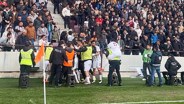 Elazığsporlu futbolcu gol sevincini polisle yaşadı
