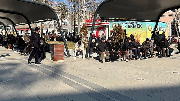 Emeklilere müjde! Artık o ücreti ödemeyeceksiniz
