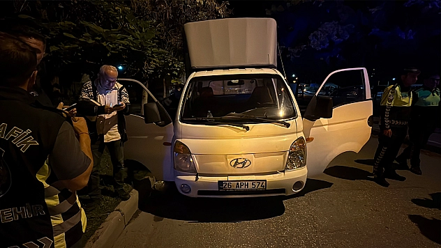 Eşi kamyonetten atladı, o sigara peşine düştü